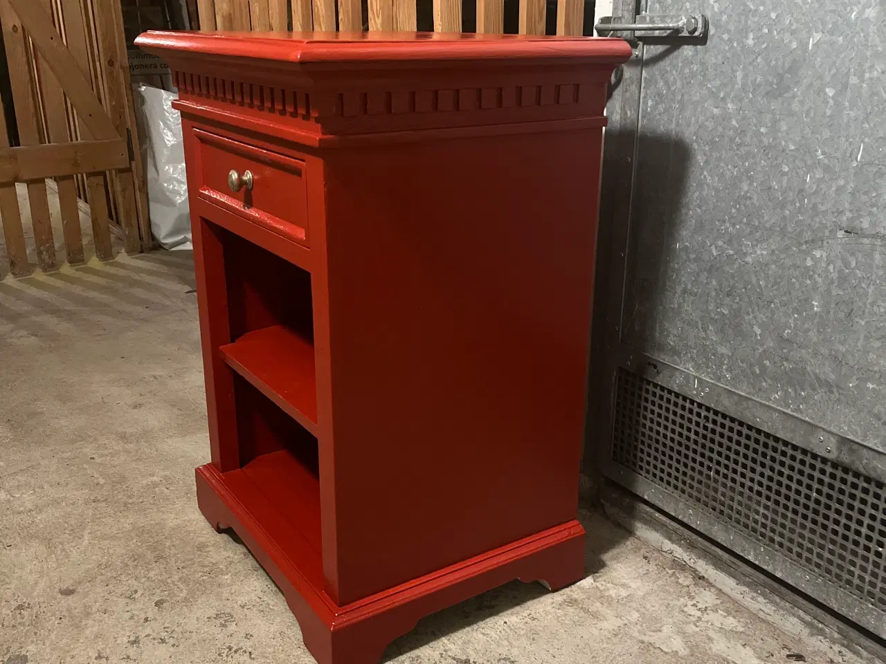 Billede 2 - Natbord i klassisk stil (Nymalet)