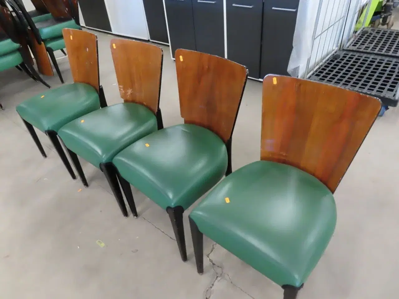 Billede 3 - 4 stk. Stole med træryg og grøn læder