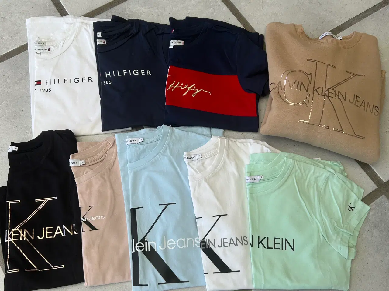 Billede 1 - T-shirts og en Sweatshirt str 12-14 år