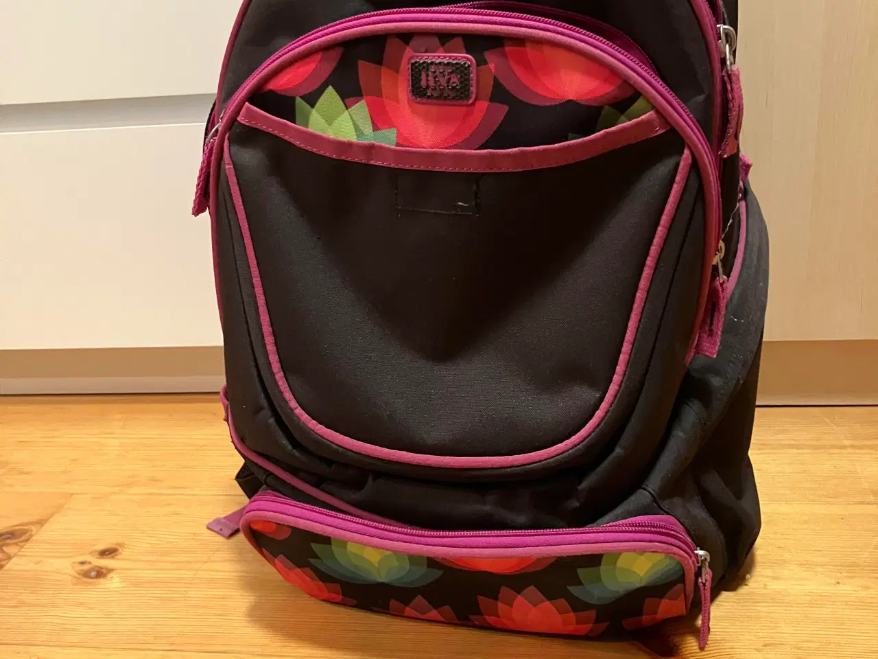 Billede 1 - Skoletaske i sort og lyserød.
