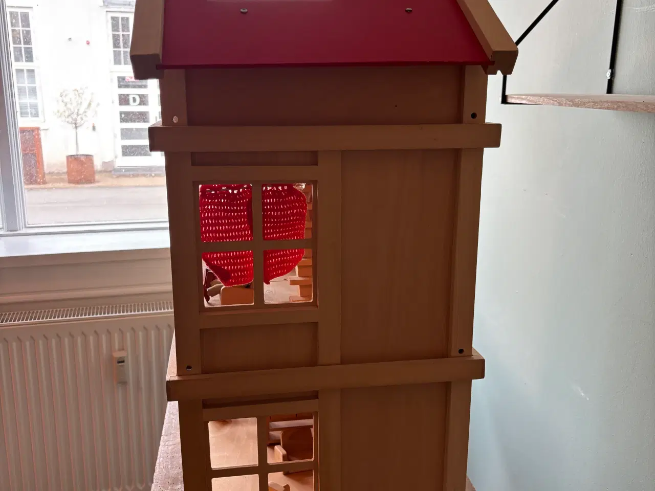 Billede 3 - Skønt stort dukkehus i træ med masser af tilbehør