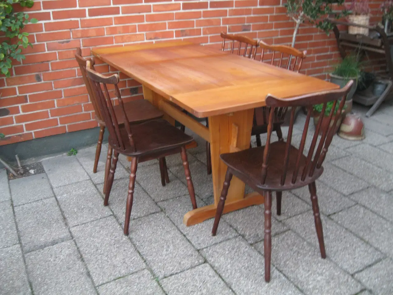 Billede 2 - Spisebord massivt+5 Farstrup pindestole fra 1972