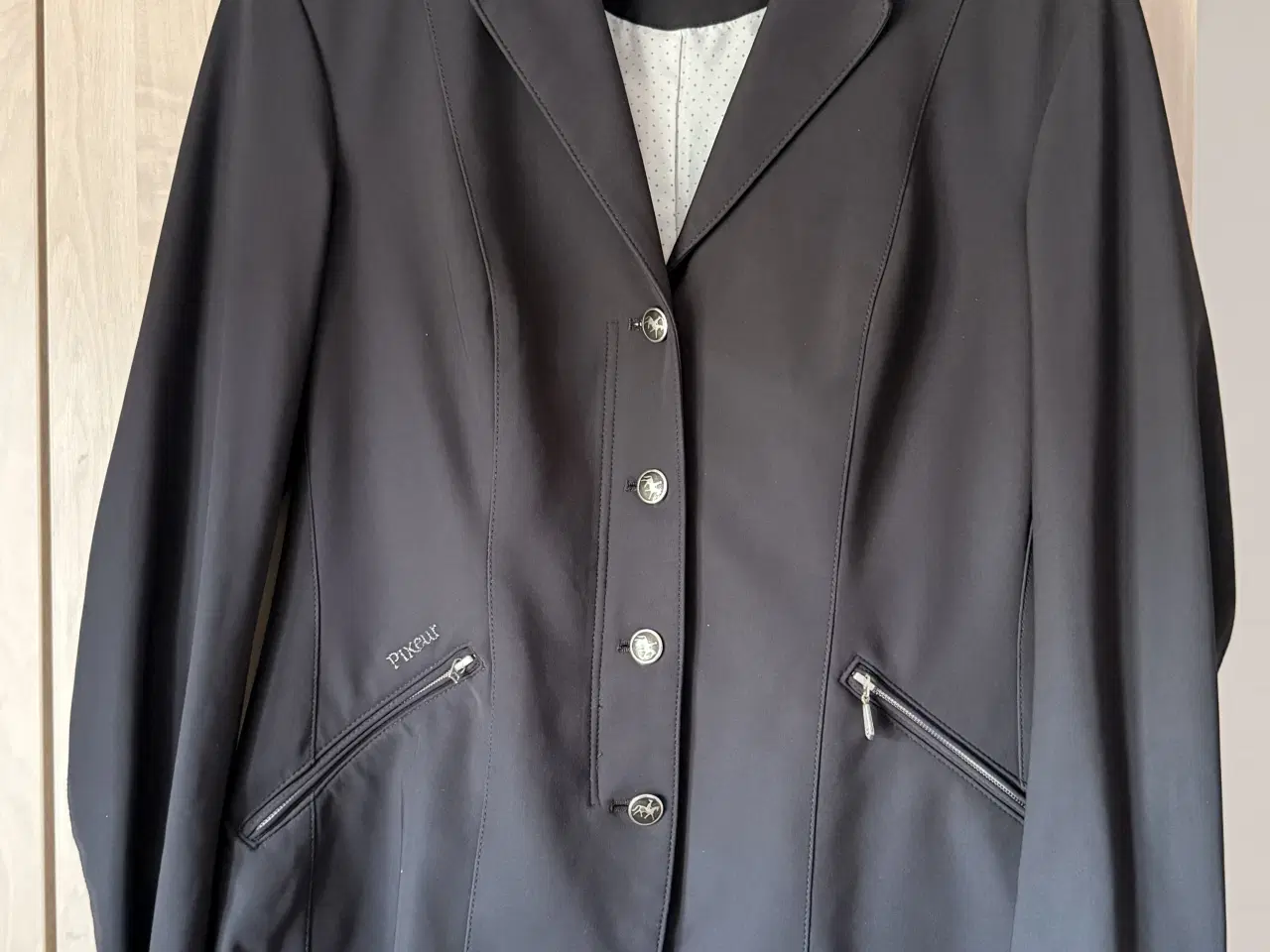 Billede 2 - Pikeur Saphira stævnejakke sælges