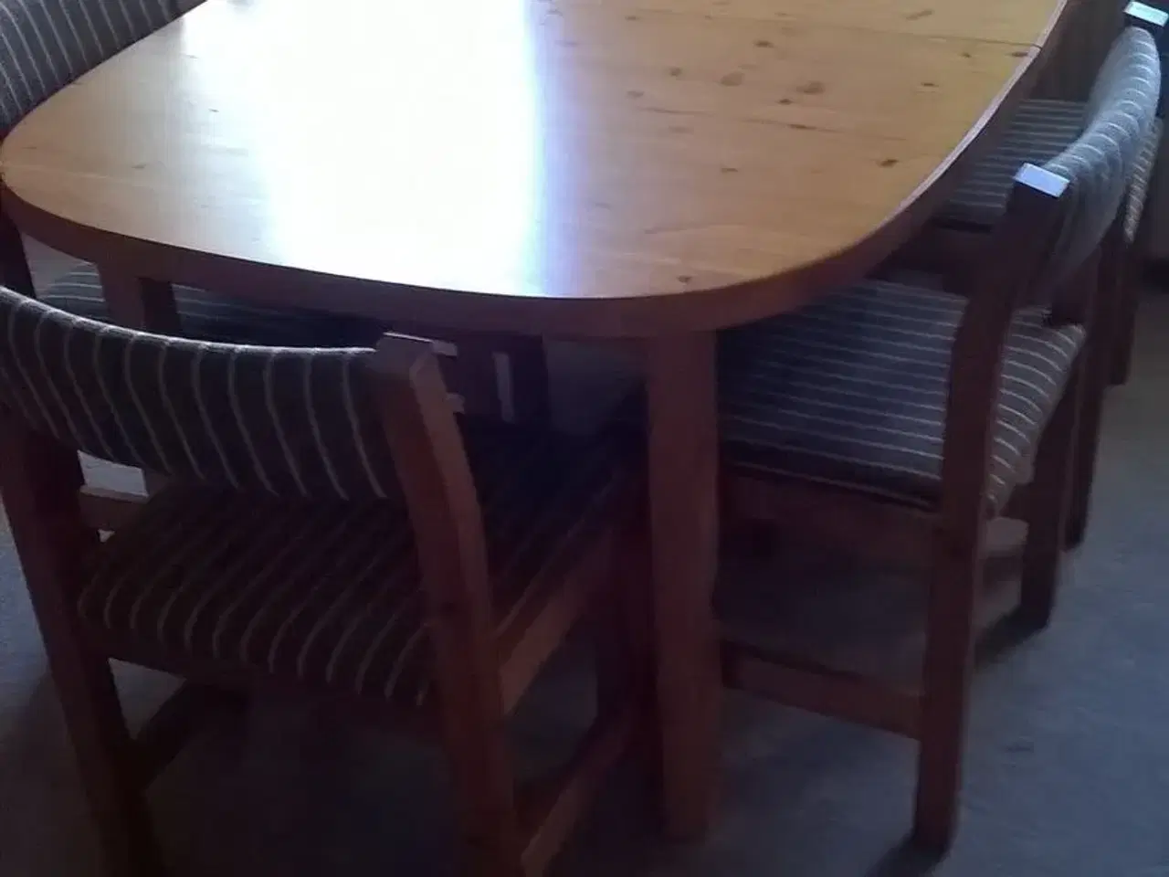 Billede 1 - spisebord+6 stole lidt retro