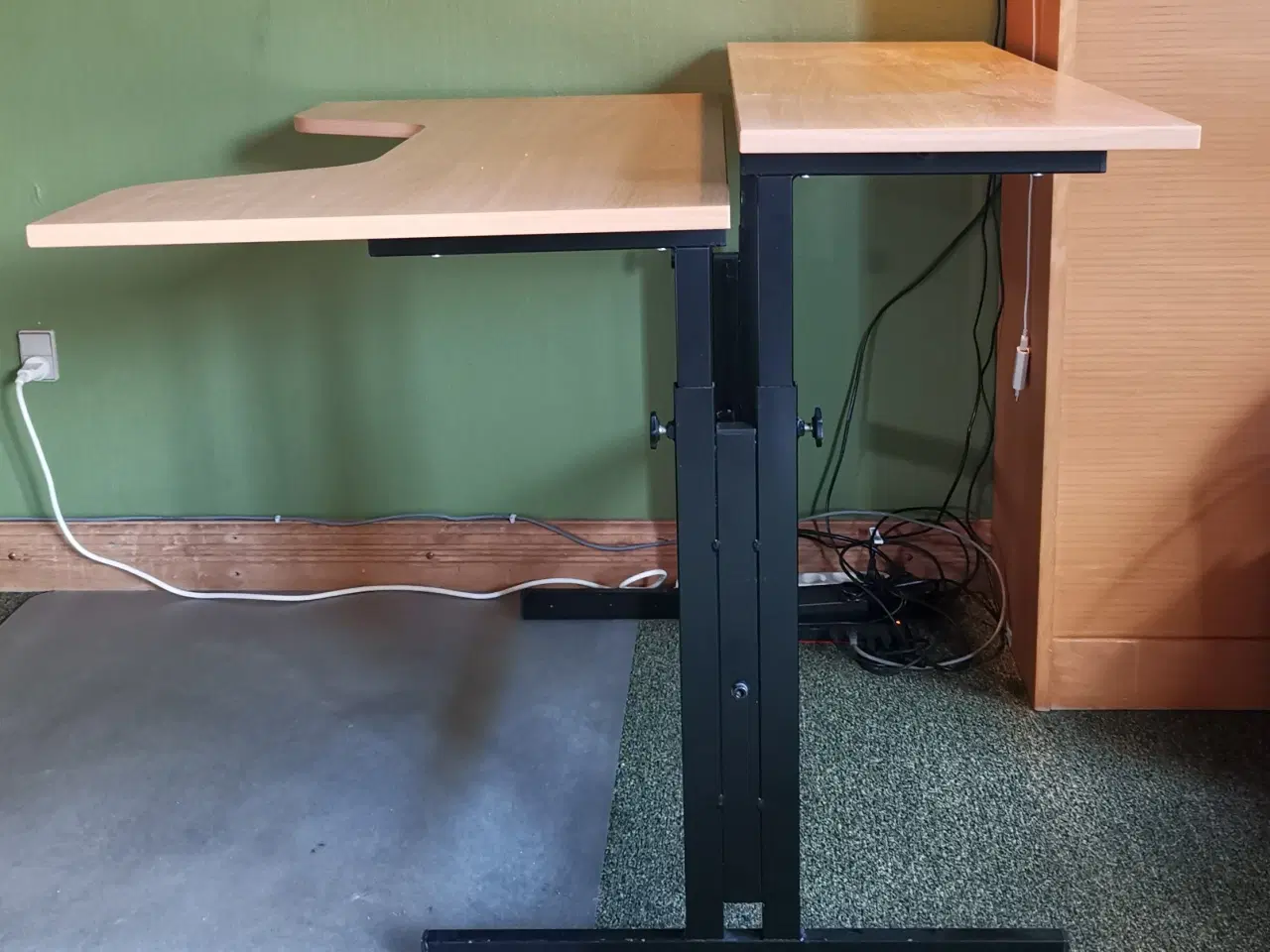 Billede 2 - PC skrivebord m/manuel hæve-sænkefunktion