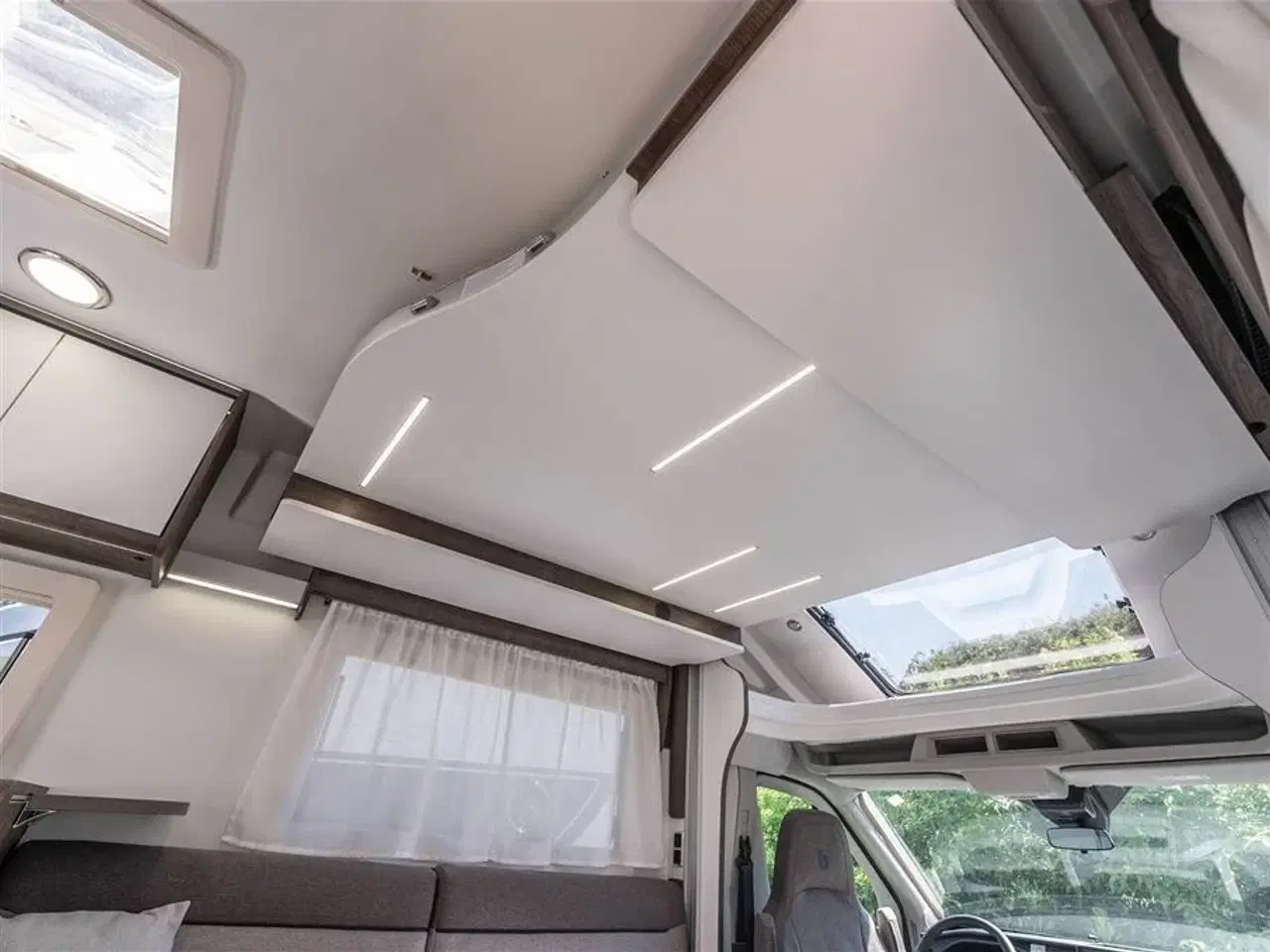 Billede 6 - 2026 - Benimar Tessoro 488   Rummelig camper med face-to-face siddegruppe
