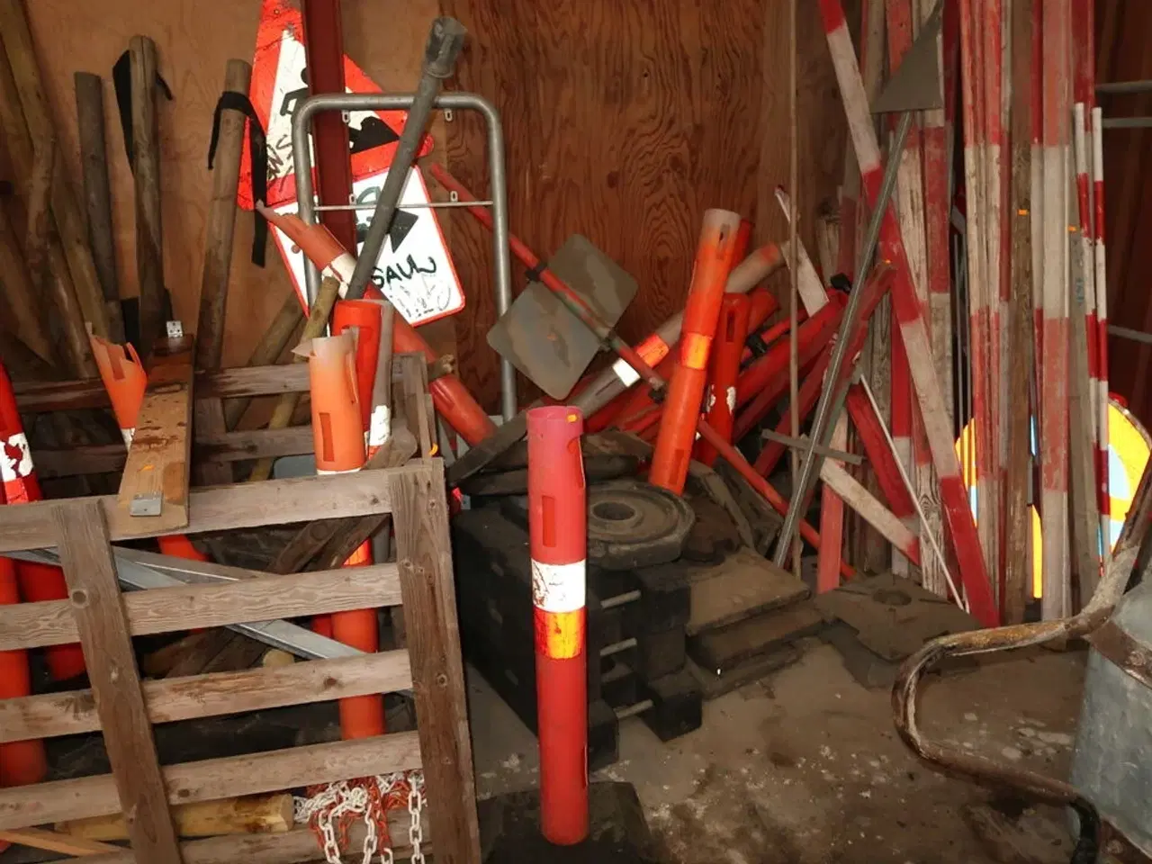 Billede 3 - Div. Afspærringsstolper, skilte m.m.