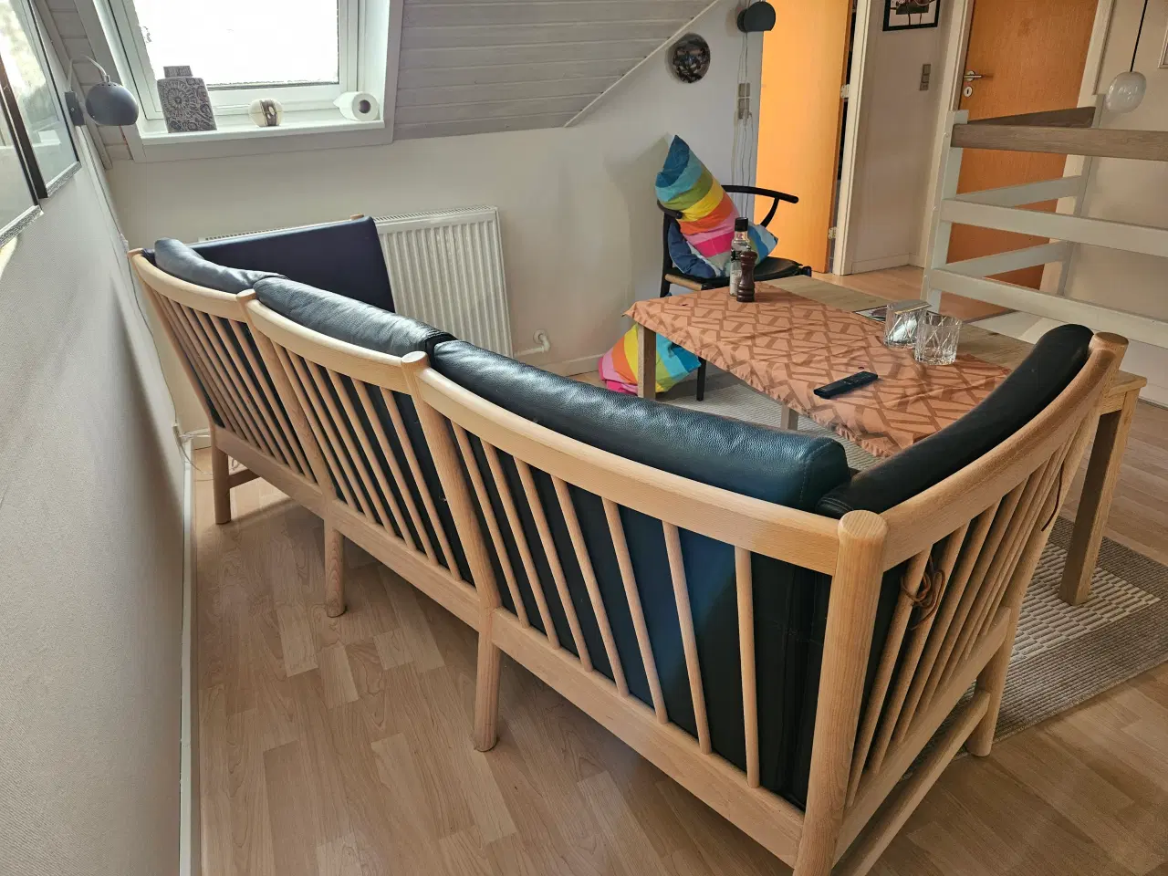 Billede 1 - Sæbebeh. bøg tremmesofa med blå læderhynder