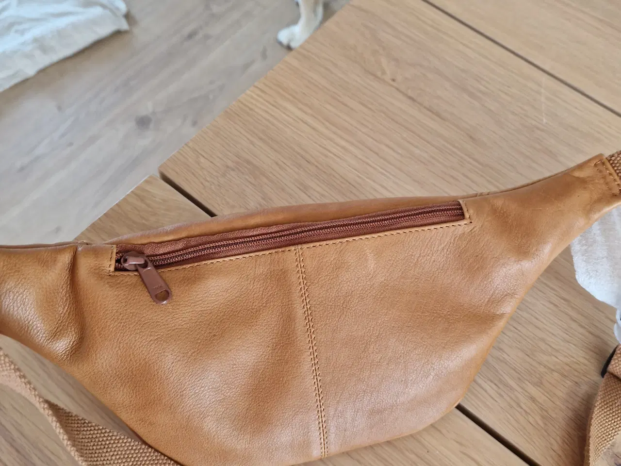 Billede 1 - Ægte læder cross over taske i lækker brun farve,