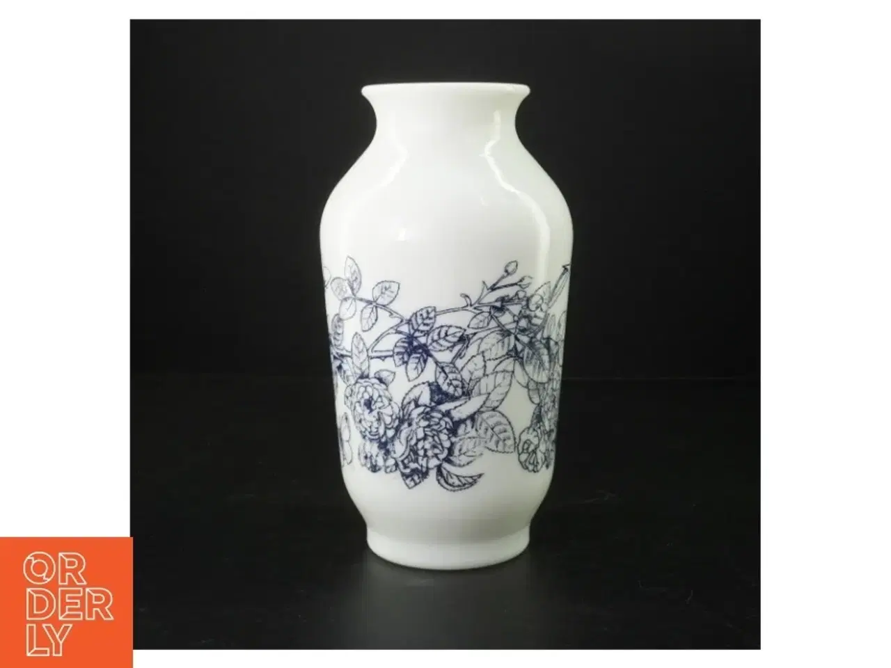 Billede 1 - Vase i presset Opaline Mælkeglas med blåt blomstermotiv (str. 22 cm)