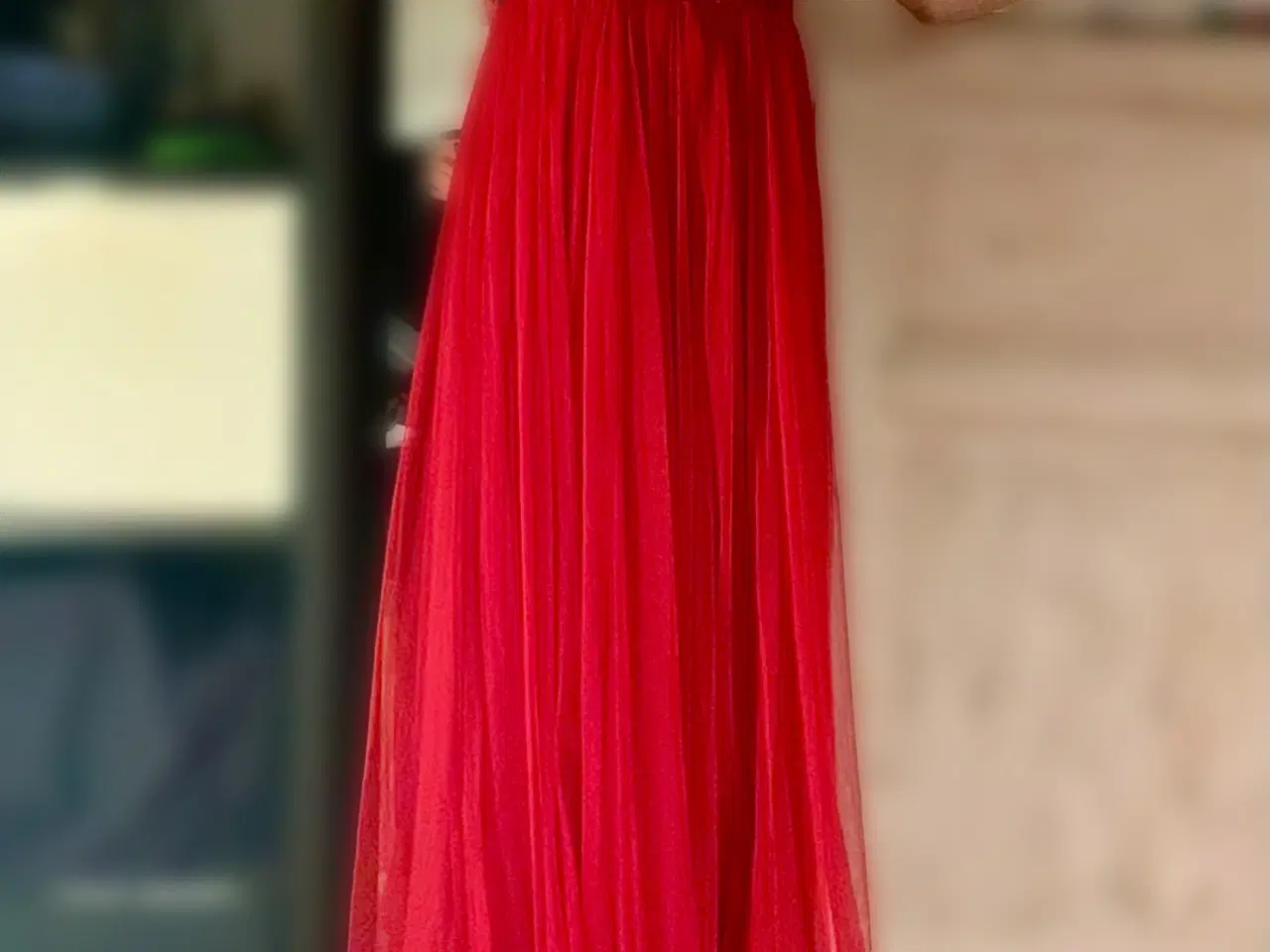 Billede 8 - Smuk, lang kjole haves i sort og rød