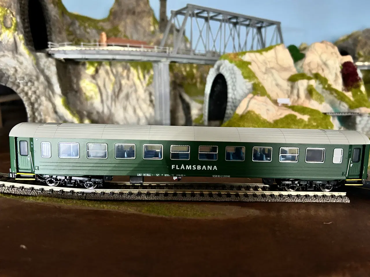 Billede 3 - Modeltog, digitalt lokomotiv m/ lyd+3 personvogne