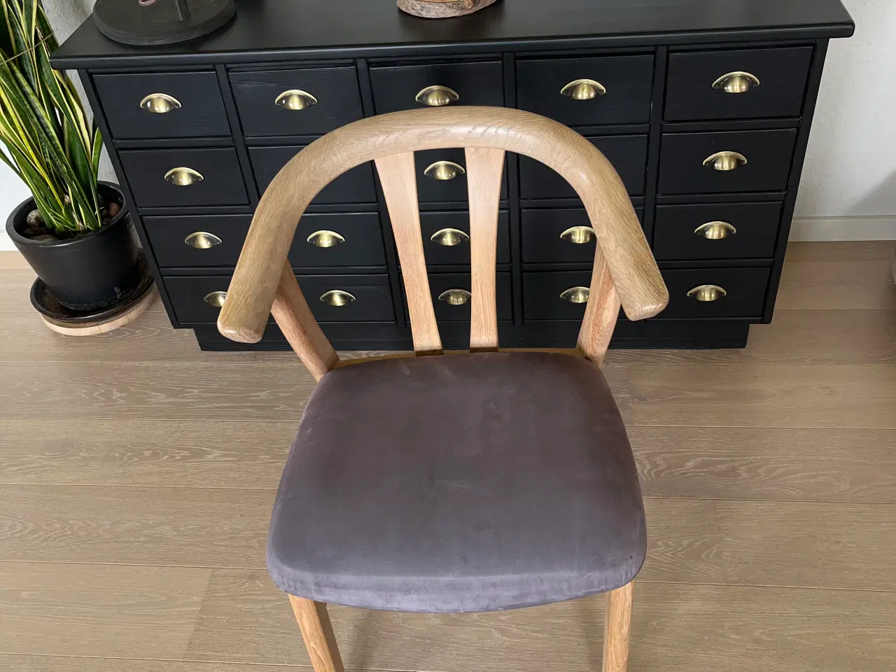 Billede 1 - Spise stole i egetræ , med stof sæder 250kr pr stk