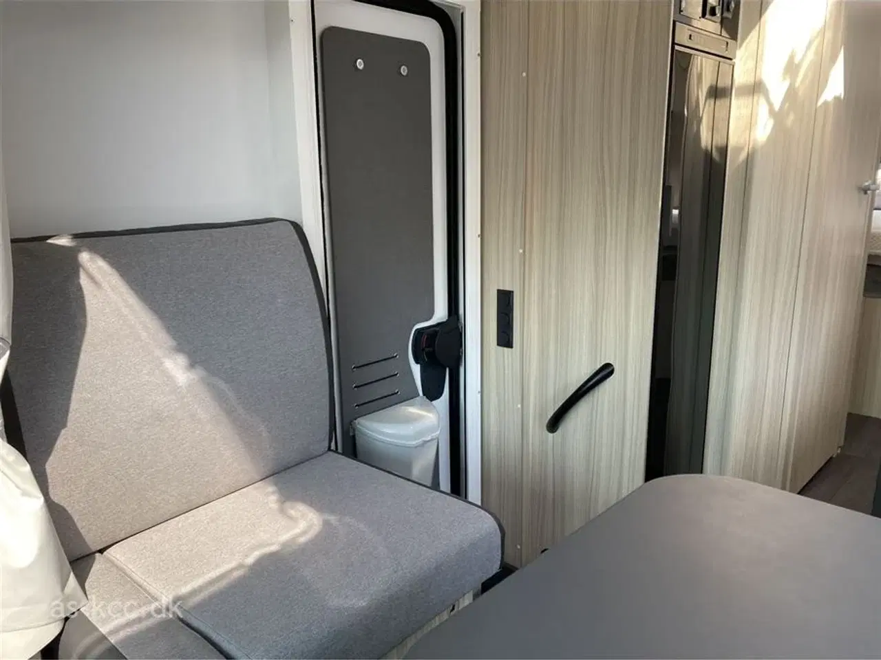 Billede 11 - 2021 - Sun Living S 75 SC   Sunl Living Autocamper med  fritstående dobbeltseng