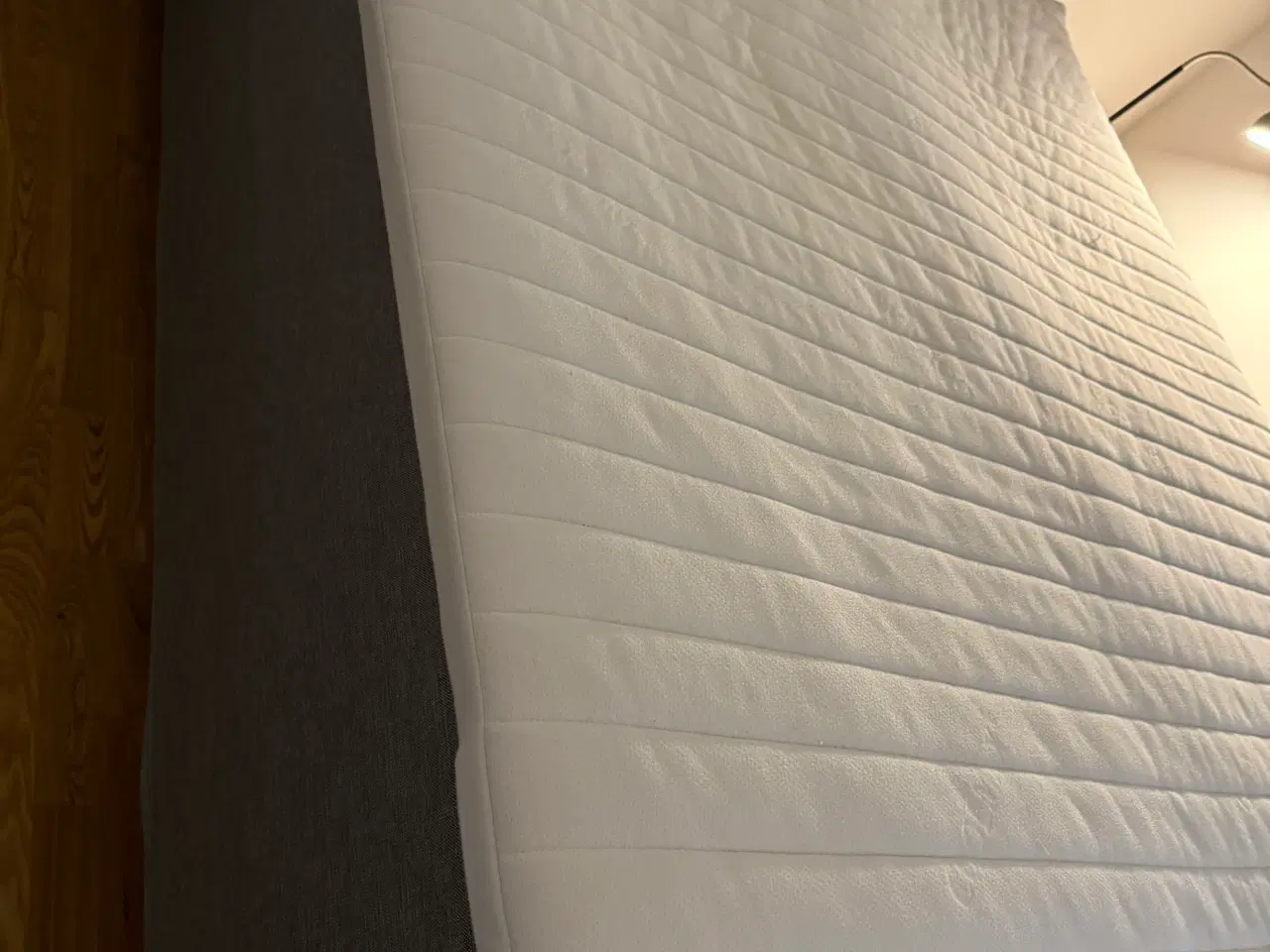 Billede 3 - Dobbeltseng med sengegavl og topmadras