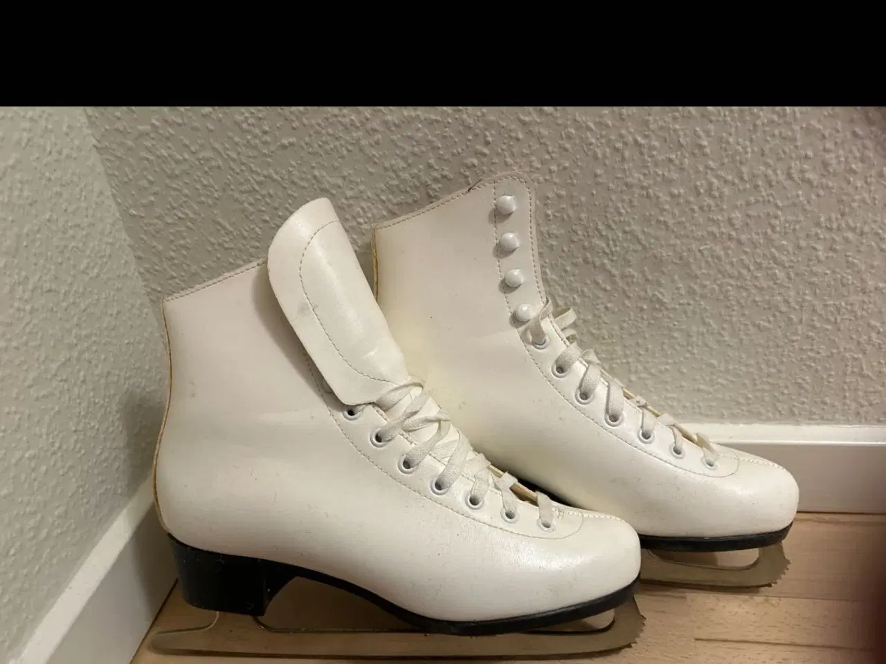 Billede 2 - Hvide skøjter