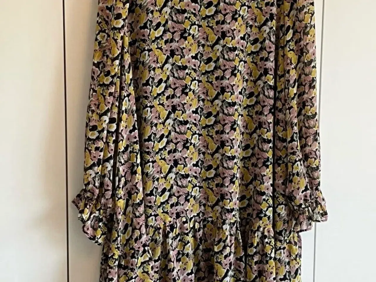 Billede 1 - Mønstret kjole fra Only Neon & Nylon