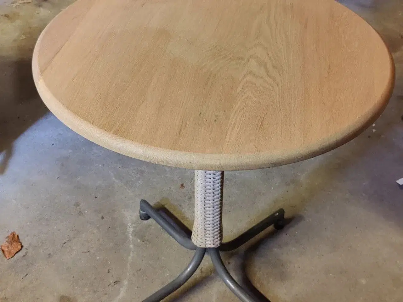 Billede 1 - Cafebord med rund 70Ø egetræsplade. Justerbar fod.