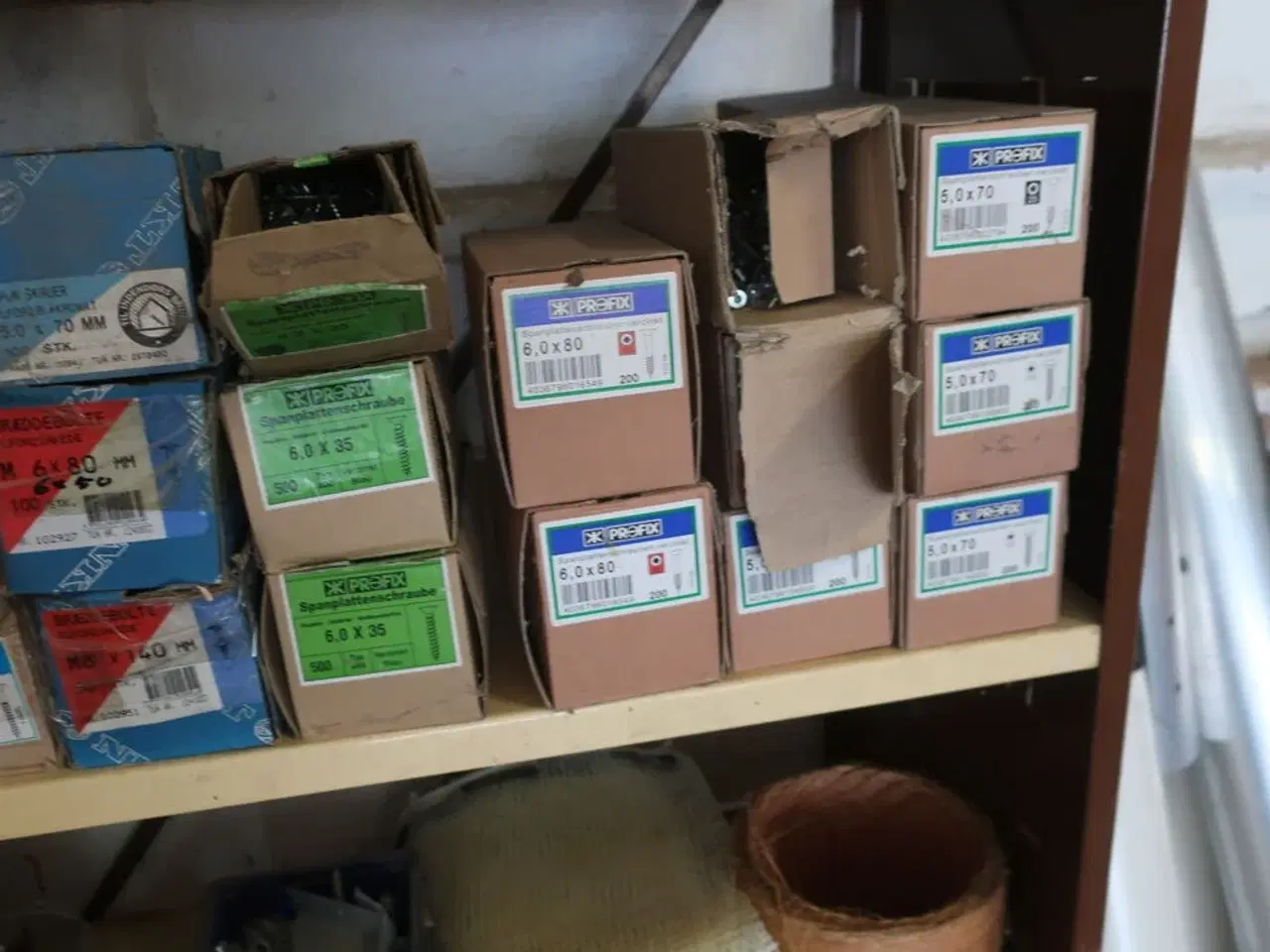 Billede 11 - Reol med div. Skruer, pudsemaskine SKILL m.m.