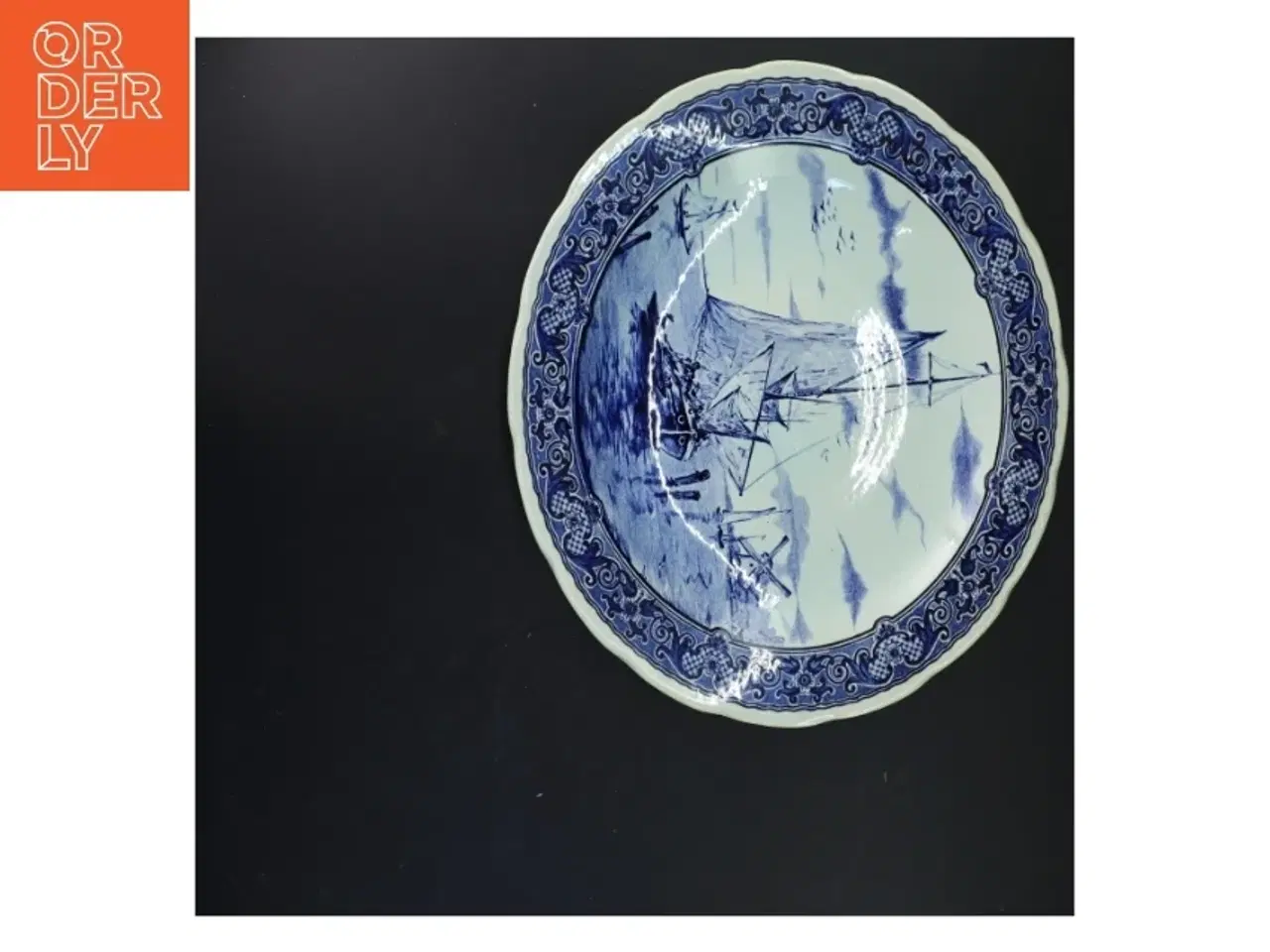 Billede 2 - Dekorativt porcelain tallerken med skibsmotiv (str. Ø 31 cm)