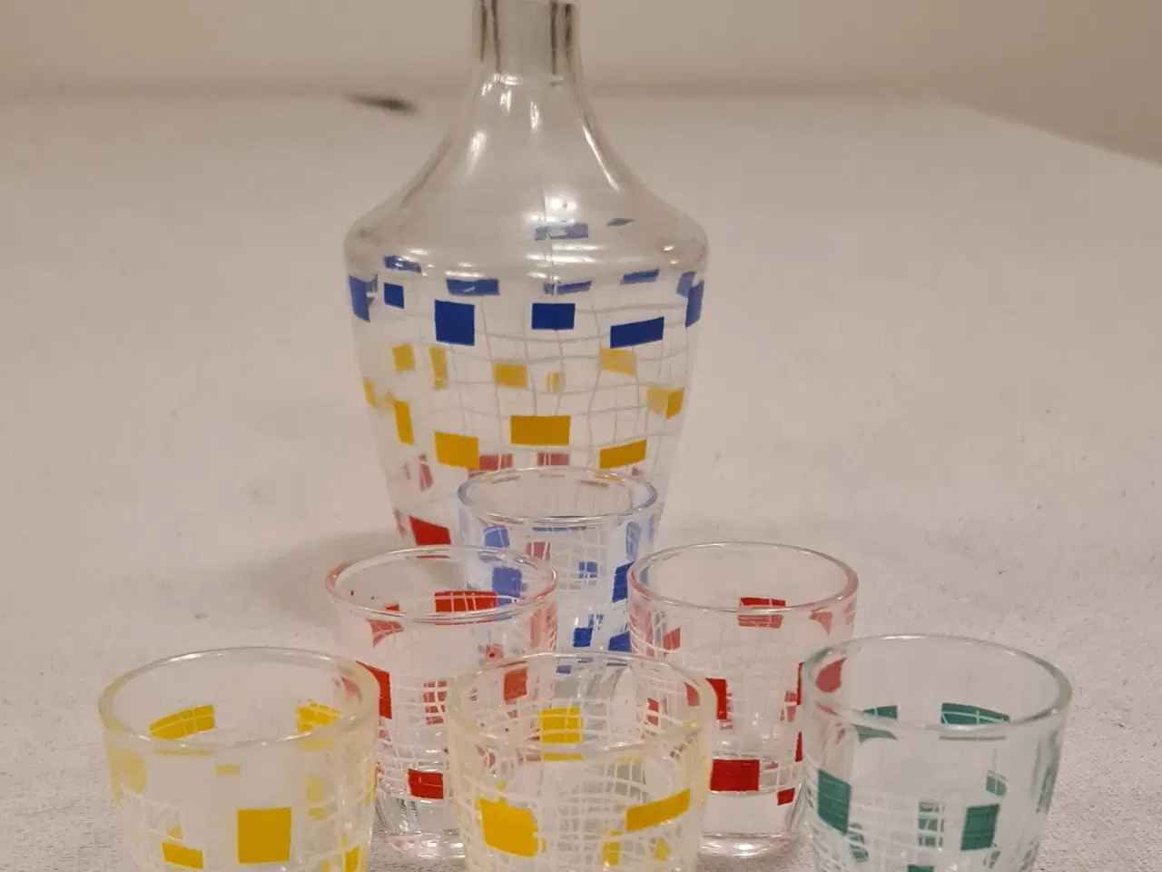 Billede 3 - Glas karaffel og 6 glas med farvede firkanter
