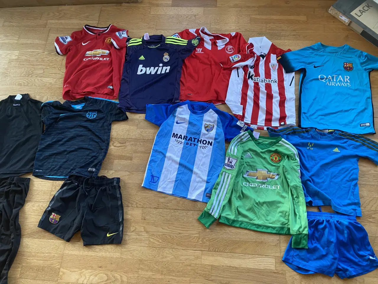 Billede 2 - Fodboldtrøjer mm str 10-12