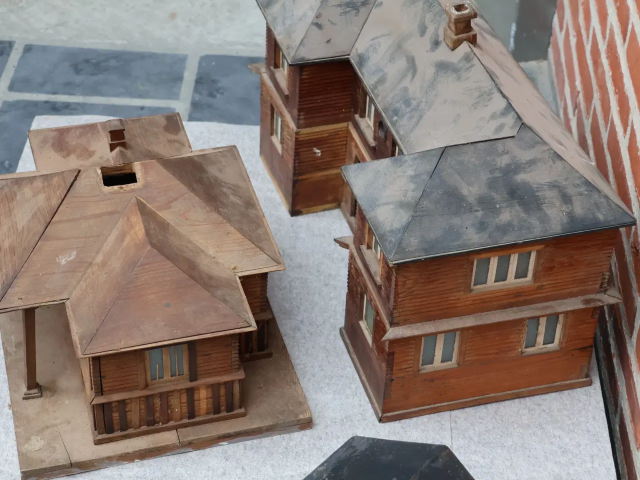 Billede 7 - 4 Stk Modelhuse i træ. 