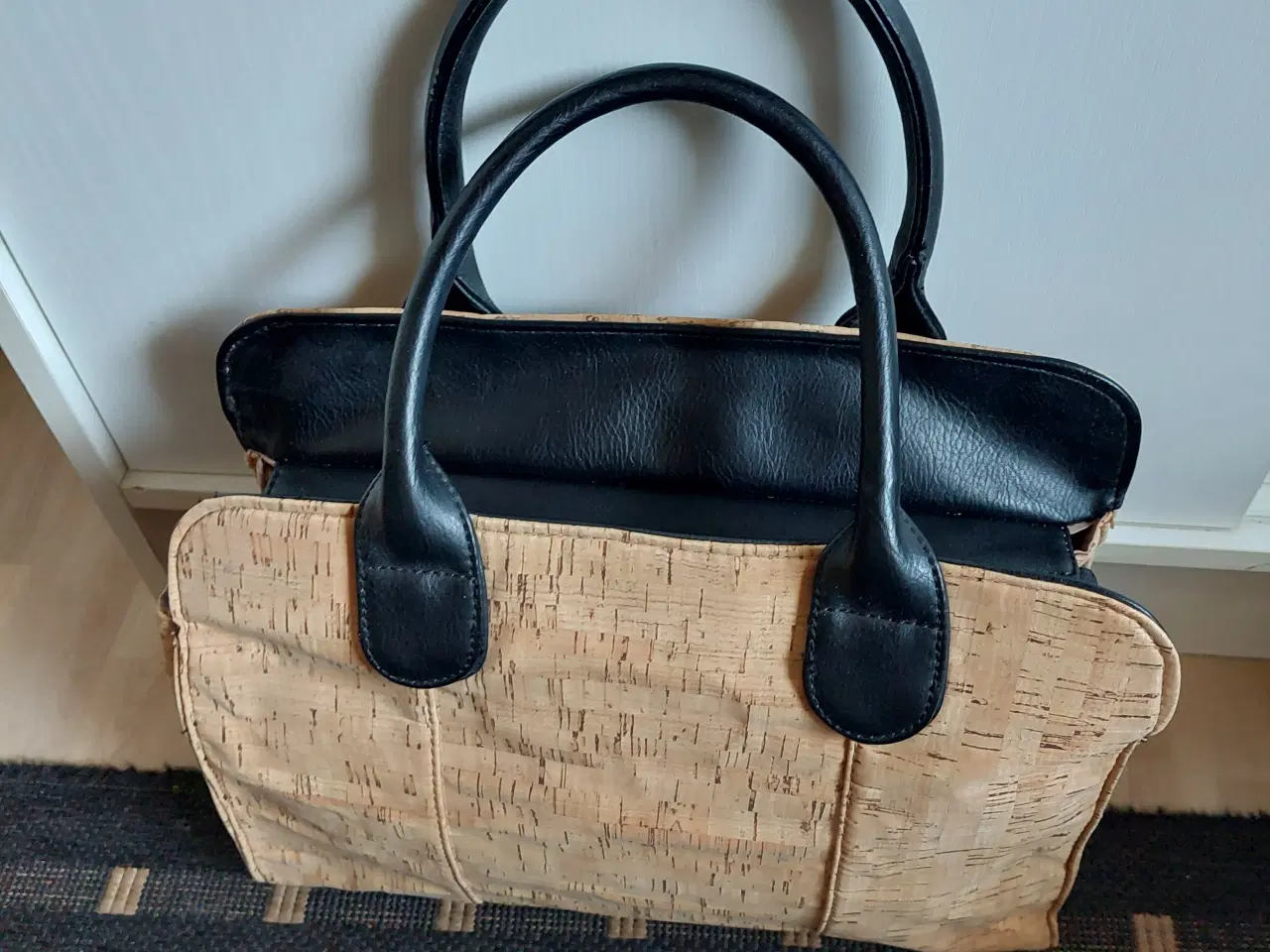 Billede 1 - Ny Kork Taske/Beige farvet m sorte Hanke