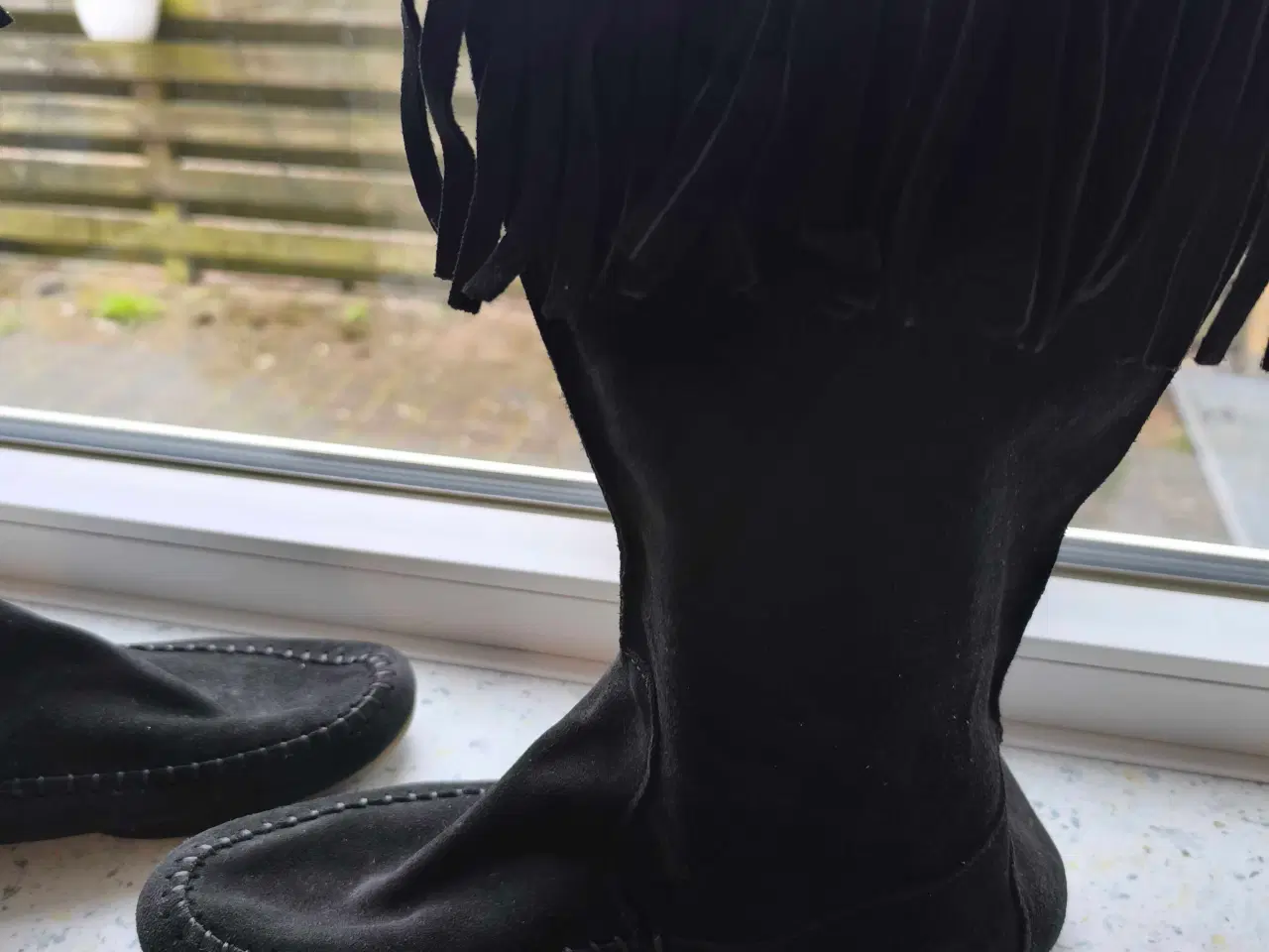 Billede 5 - Rundskin støvle i sort og beige farve 