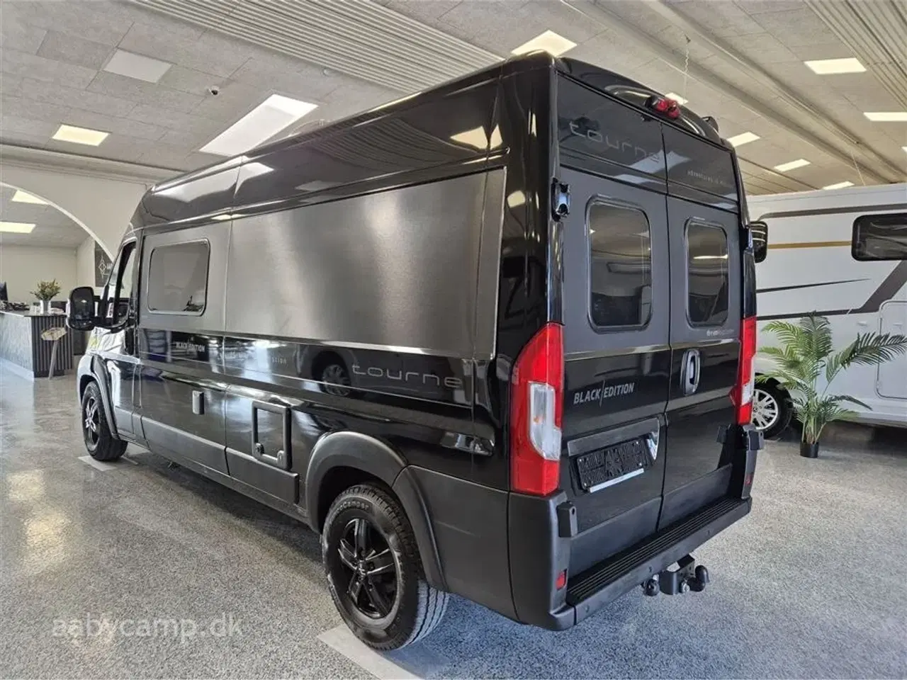 Billede 3 - 2023 - Tourne 6.0   solcelle. 200 Ah lithium Batteri. 2000w Inverter. kompressor køleskab. Elektrisk gulvvarme. Webasto Dieselfyr. Anhængertræk. udvendig bruser. Kun 43,000 km!!!