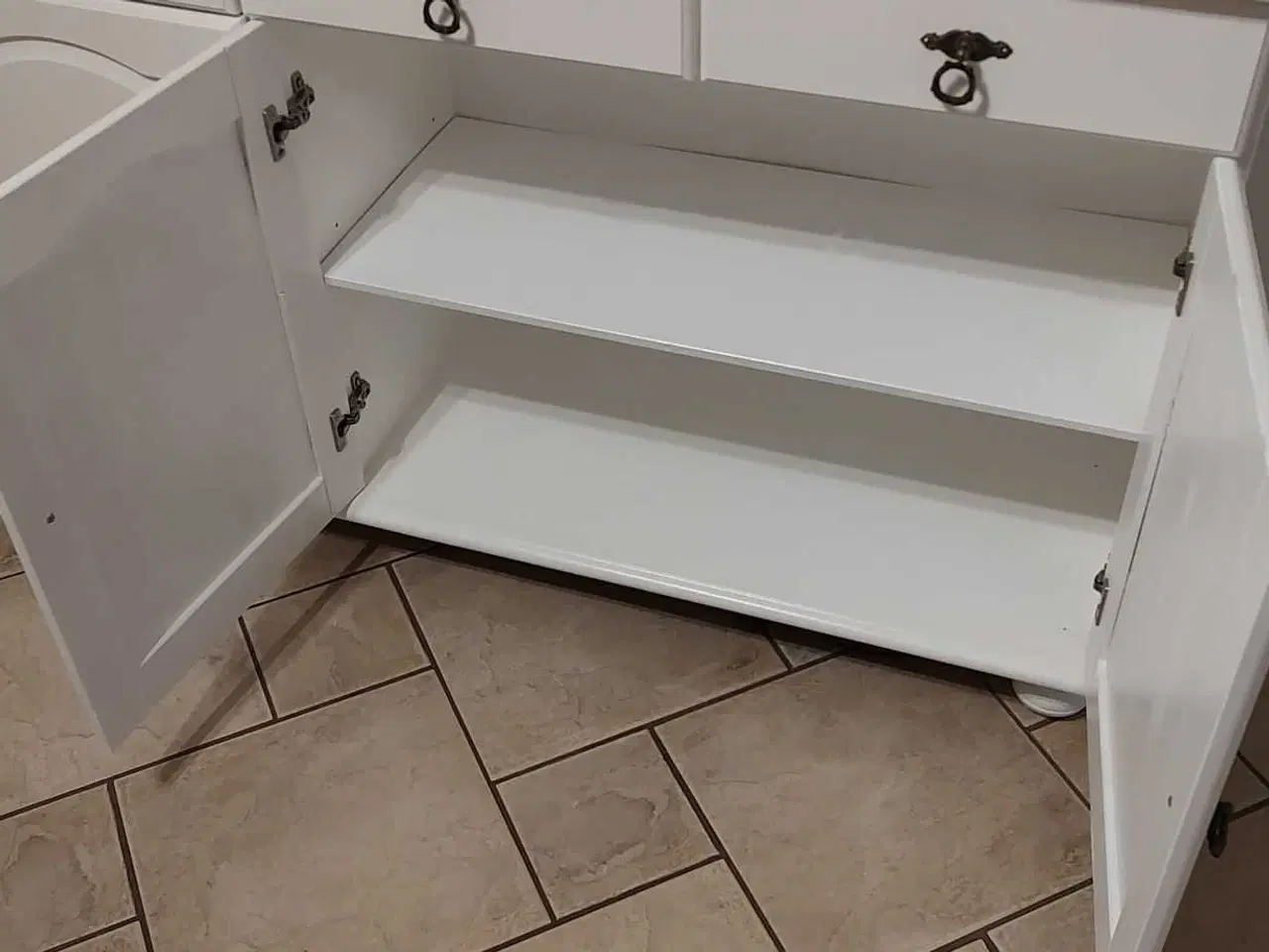 Billede 10 - Ny malet vitrineskab 