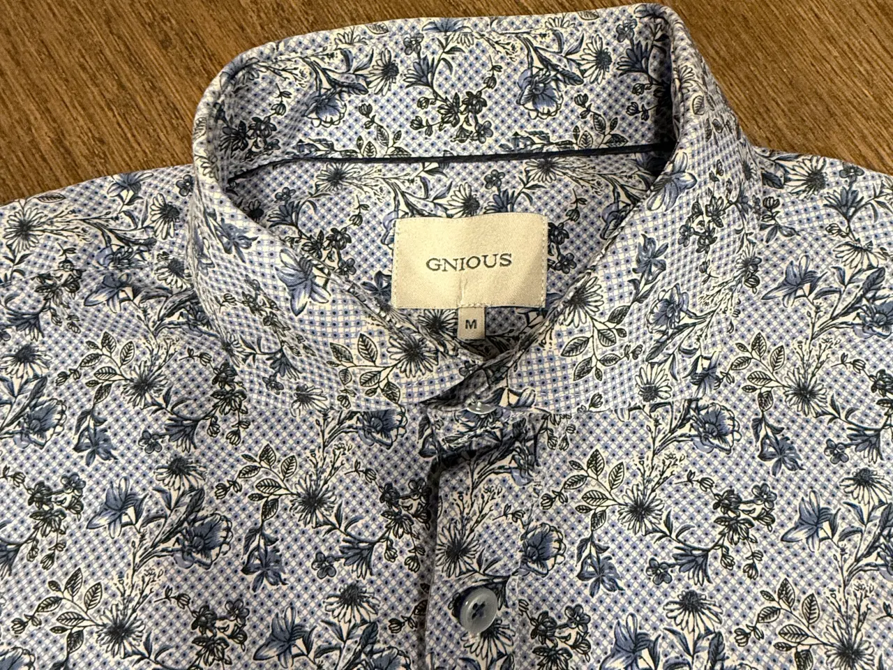 Billede 4 - Skjorte med blåt blomstermønster