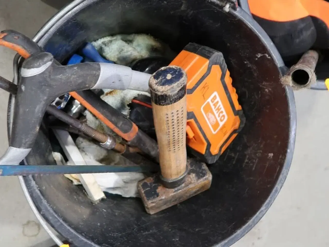 Billede 3 - 4 stk. spande med div. Værktøj m.m.