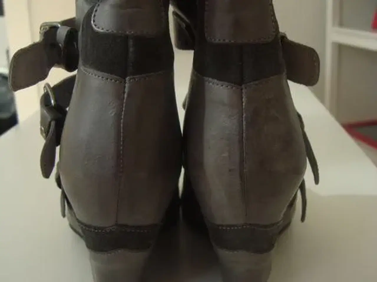 Billede 4 - Høje sandaler med Kilehæl sælges