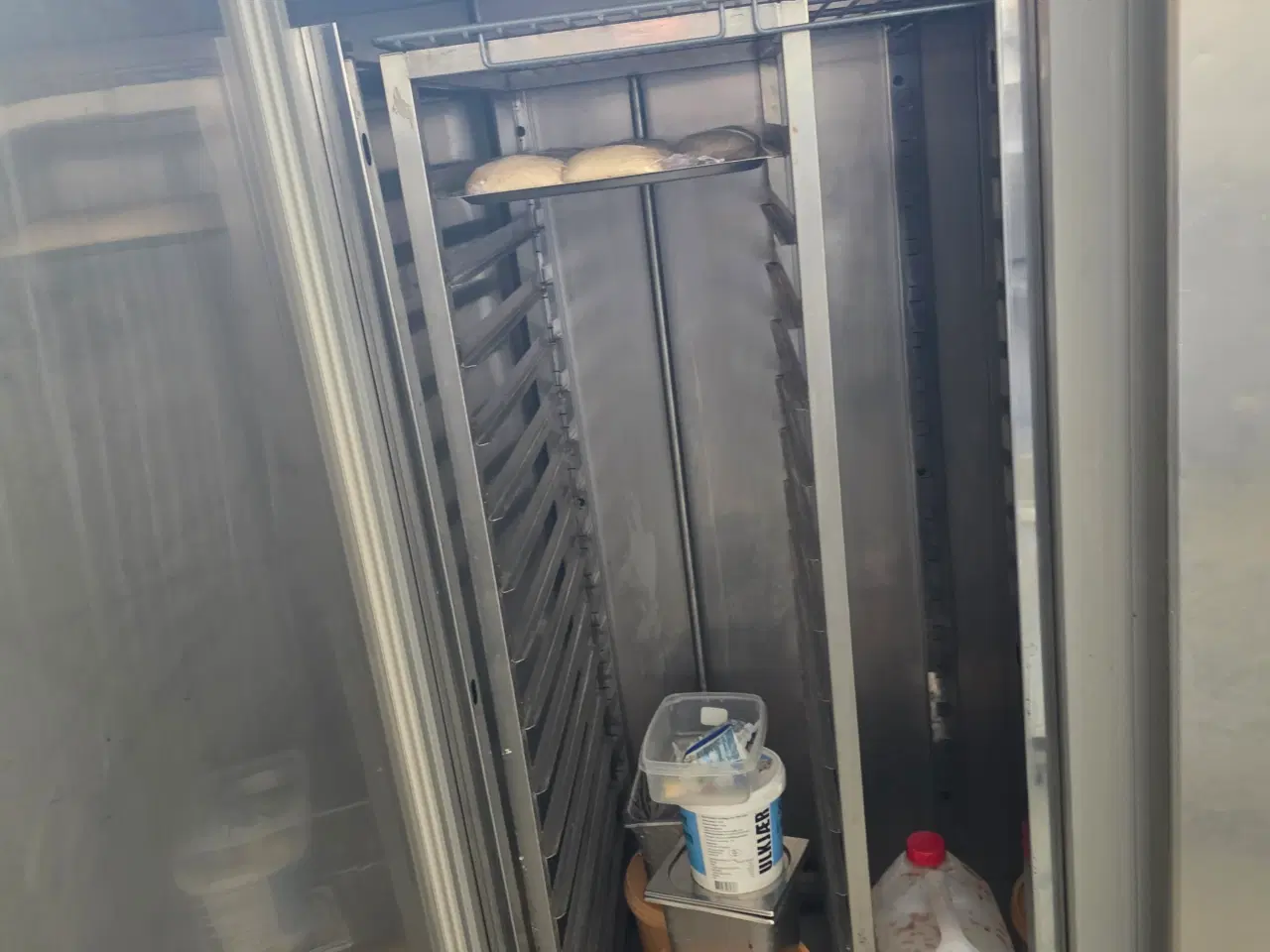 Billede 3 - Stabil køleskab til salg.