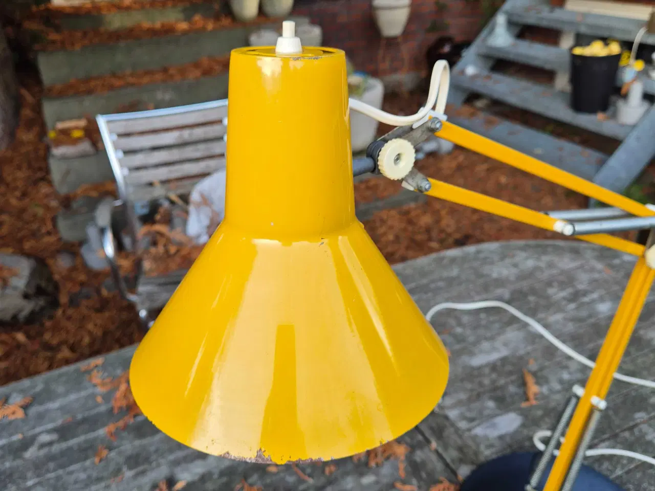 Billede 2 - Gul arkitektlampe på rund sort fod 