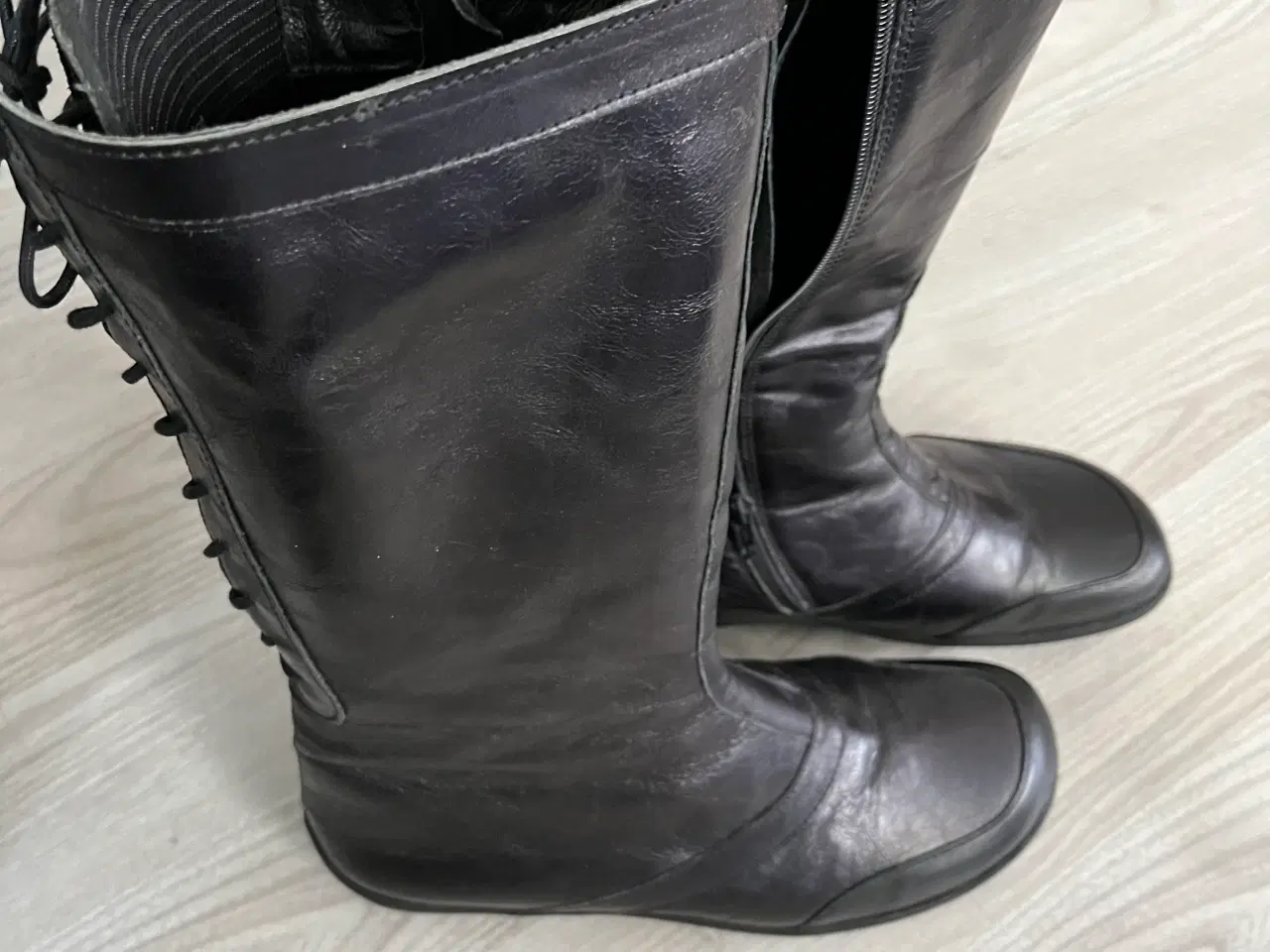 Billede 2 - Flotte sorte lange støvler str. 42