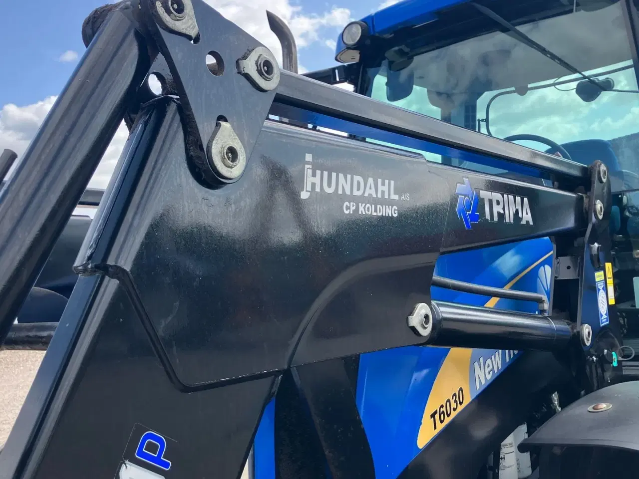 Billede 6 - New Holland T 6030 DK ELITE MED LÆSSER elektrisk joystik