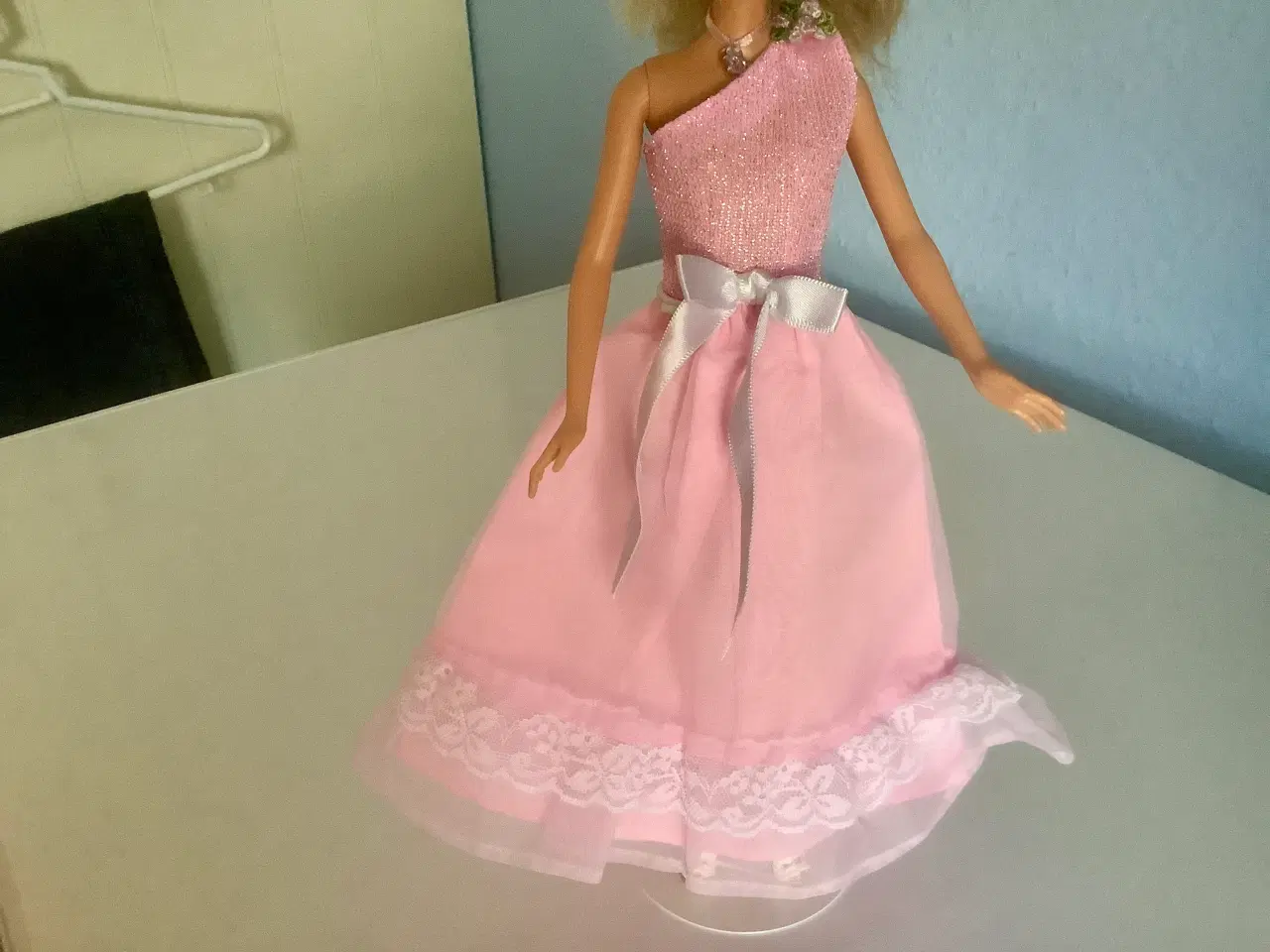 Billede 2 - Lange kjoler til Barbie. Samlet pris 25 kr.