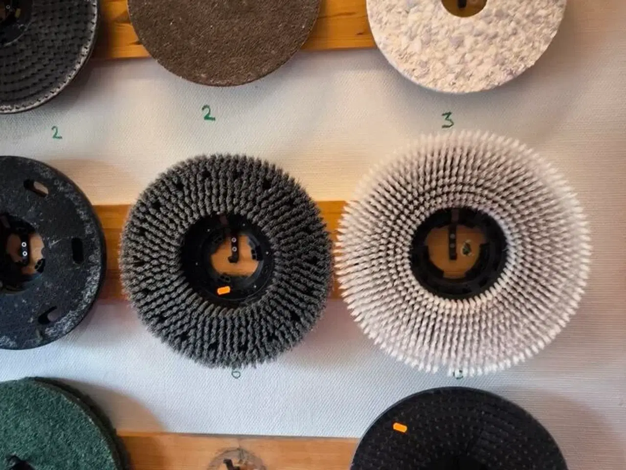 Billede 1 - Børster, puder m.v. til gulvvasker