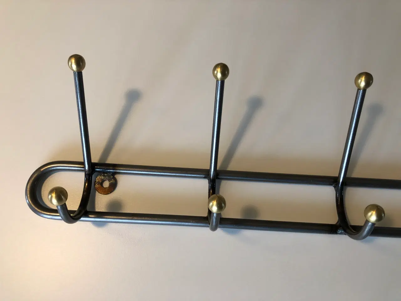 Billede 2 - Knagerække i lakeret stål med messing "dutter"