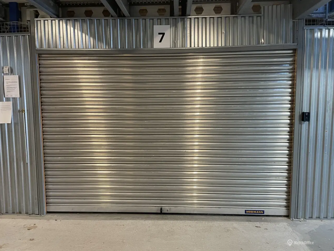 Billede 4 - Rummeligt tørt lager i gadeplan med port - bil kan køres helt til lager