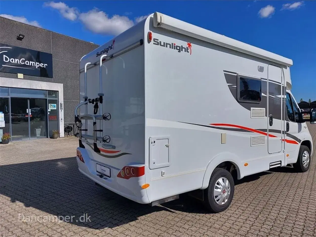 Billede 2 - 2018 - SunLight T 58   Sunlight T58 med solcelle, markise, cykelholder m.m.