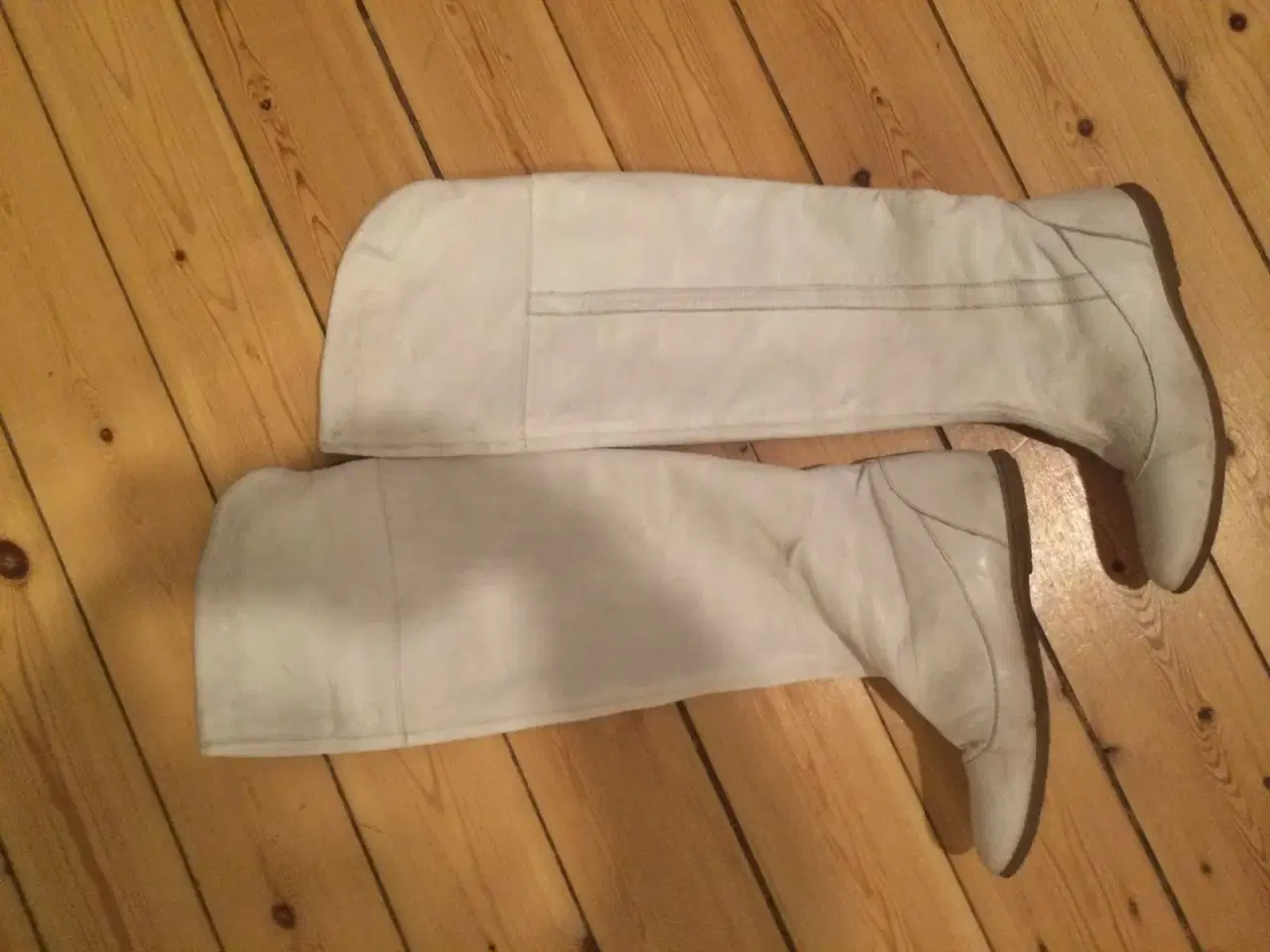 Billede 6 - Hvid overknee læderstøvle