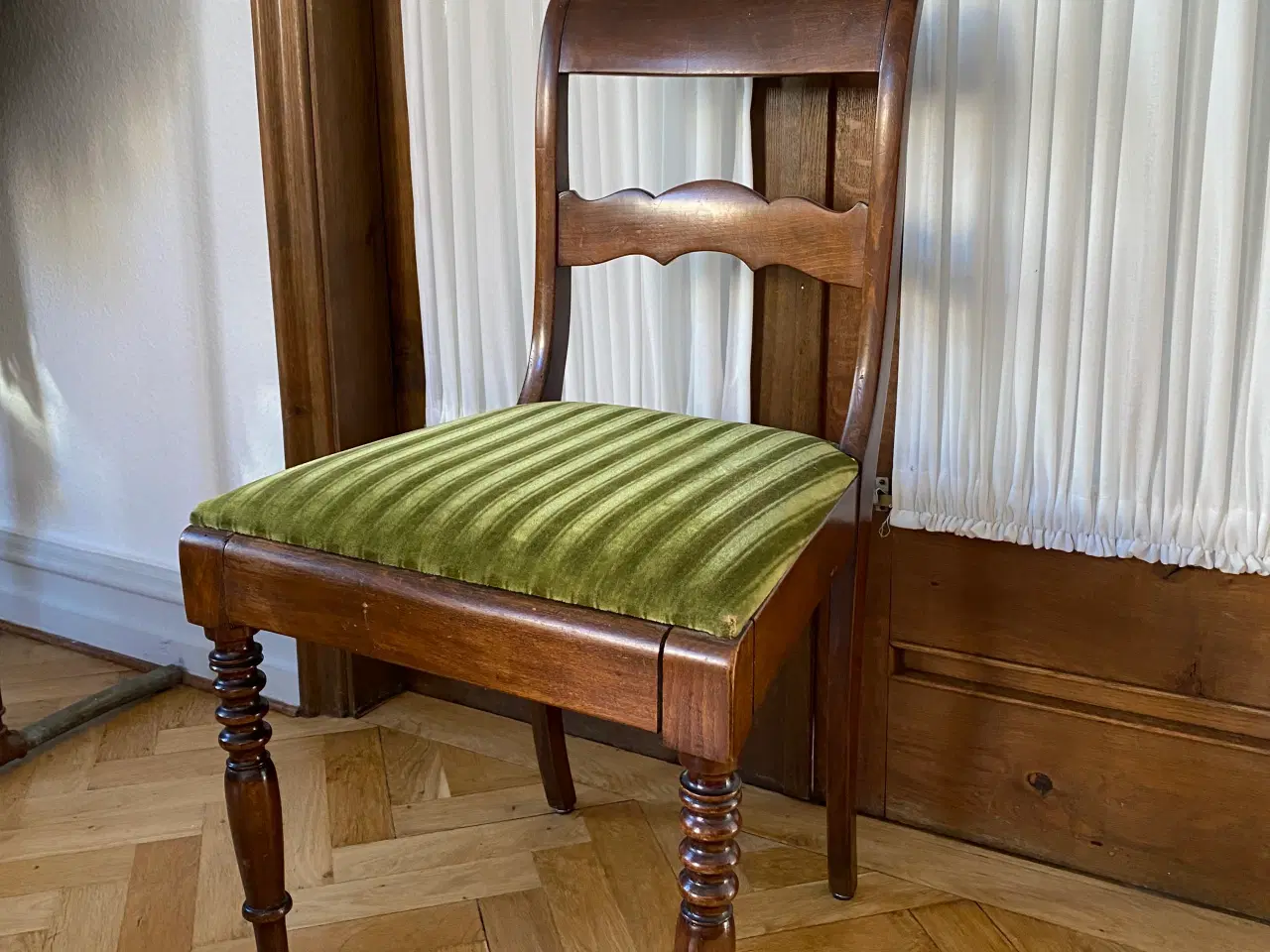 Billede 1 - Flot brun stol med grønt sæde