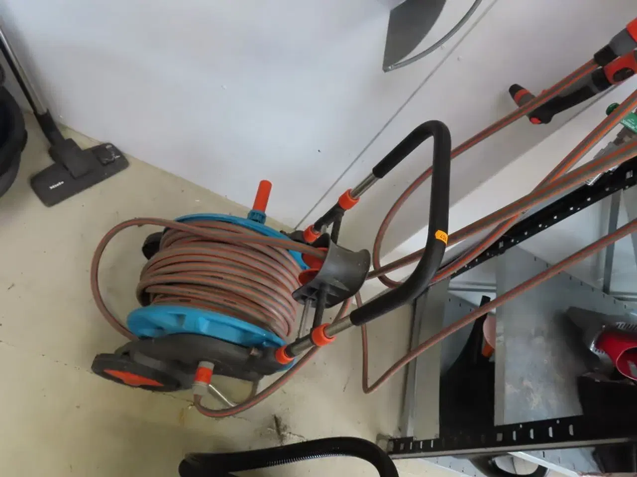 Billede 2 - Haveslange med oprug til væg og ekstra forlænger på stativ.