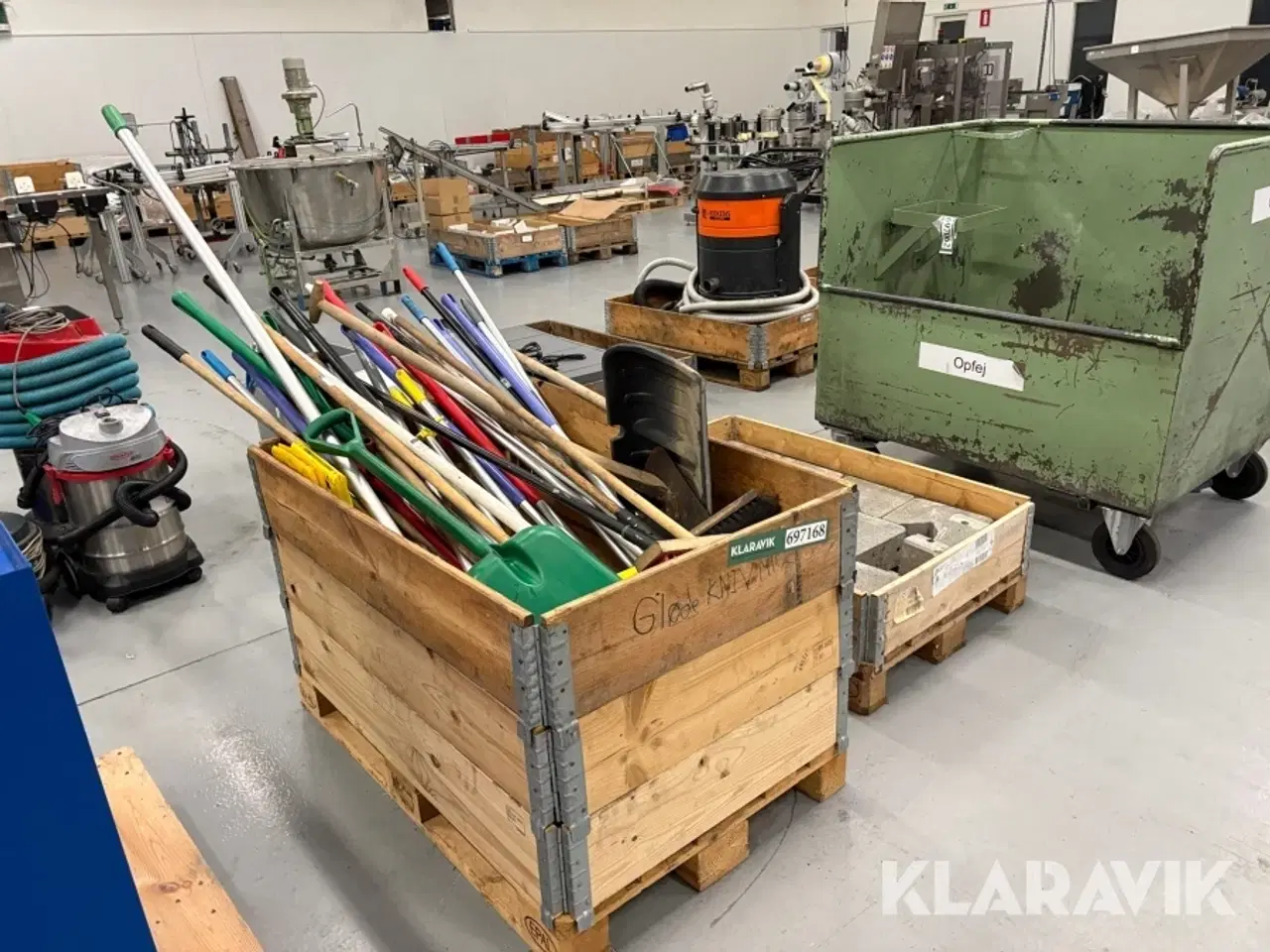 Billede 3 - Lot med have-/rengøringsredskaber og sten - 2 paller