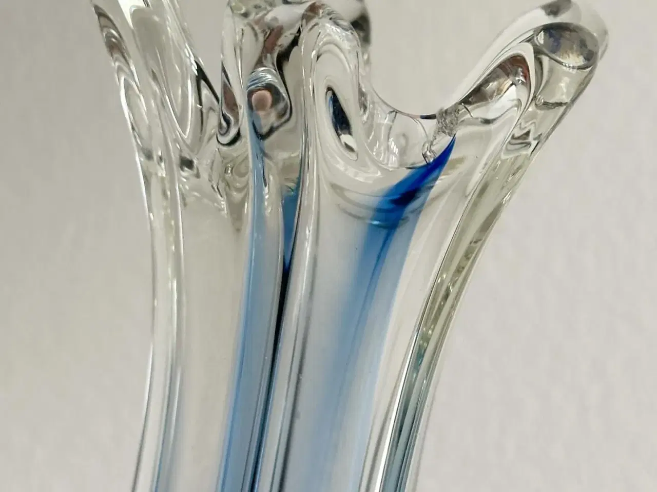 Billede 6 - Organisk glasvase m blå bund