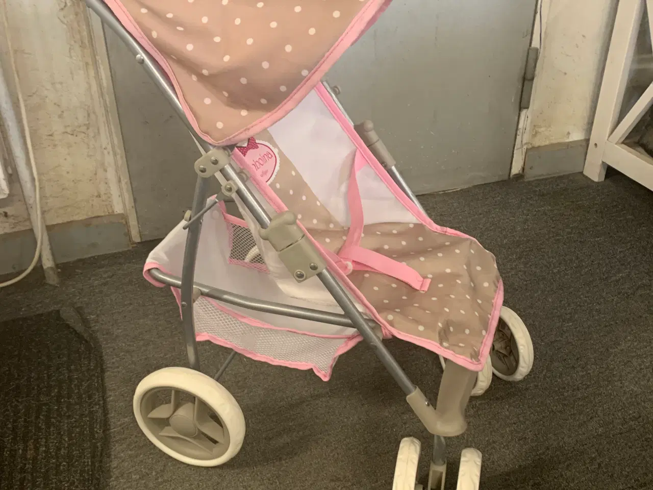 Billede 4 - Dukker med diverse ting til