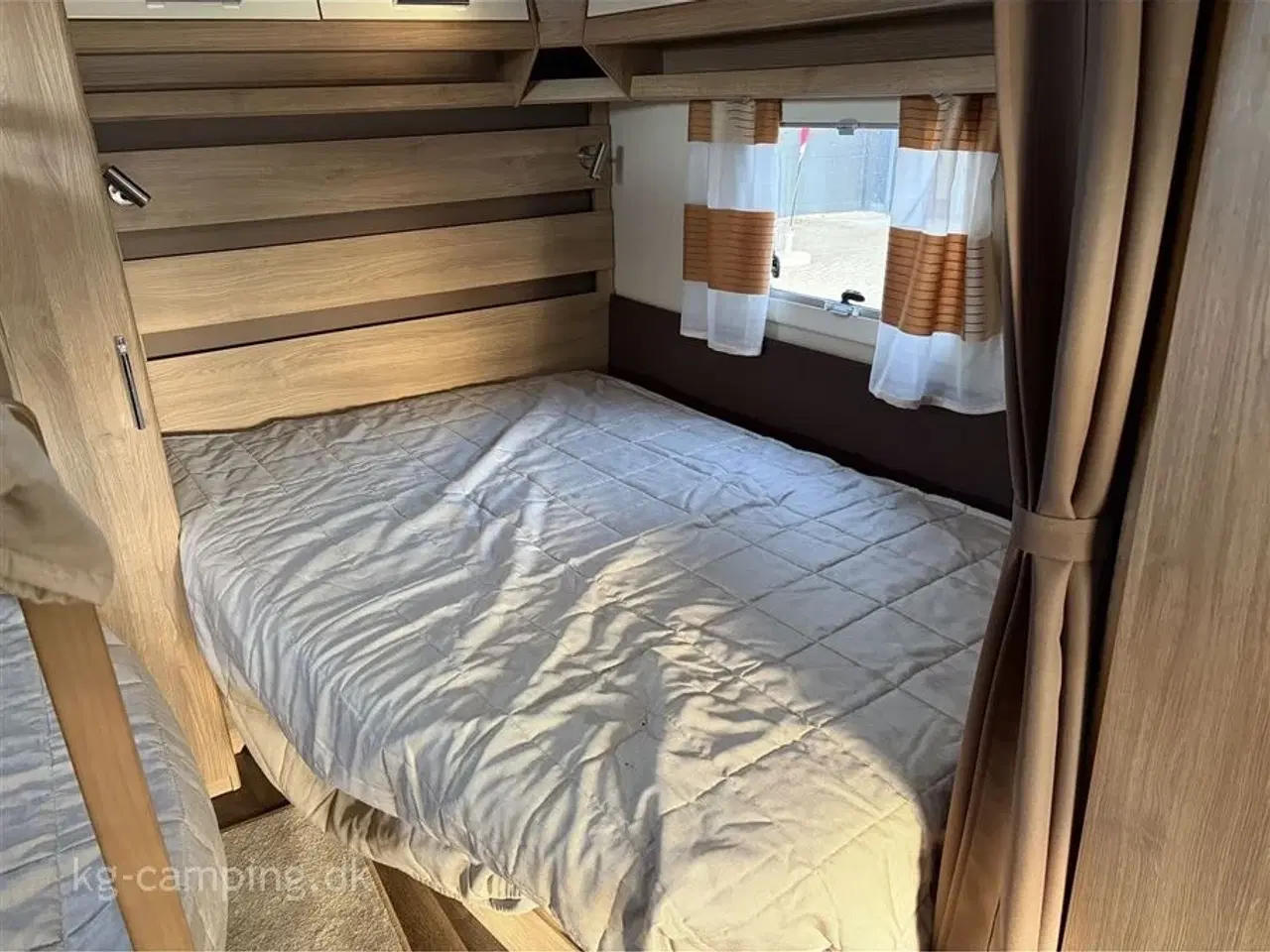 Billede 6 - 2016 - Kabe Classic 560 GLE KS Vintervogn med køjer og stor siddegruppe i front.